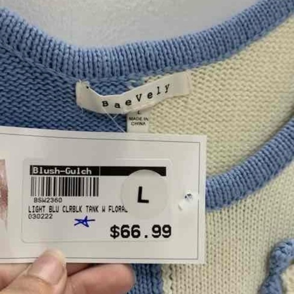 Chic Blue and Cream Floral Knit Tank Top - Picture 2 of 5